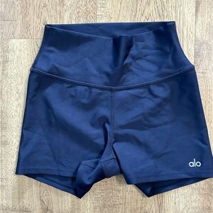 Alo airlift 3” short never worn - blue
